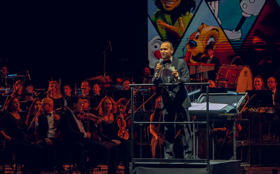 Panorámica del concierto de Disney en Starlite con el mosaico de personajes