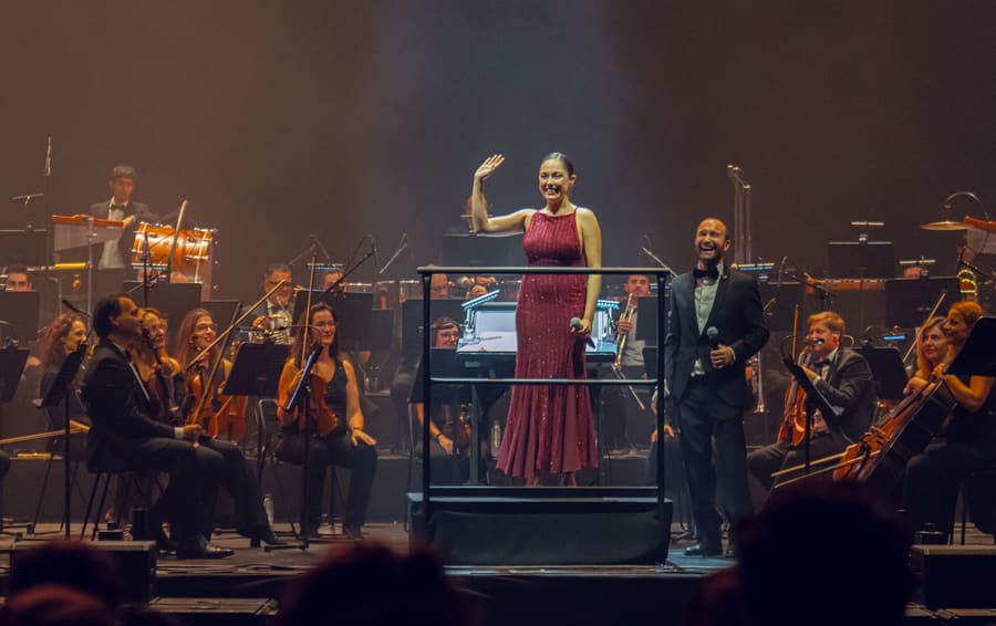Músicos de la OSCE interpretando la partitura